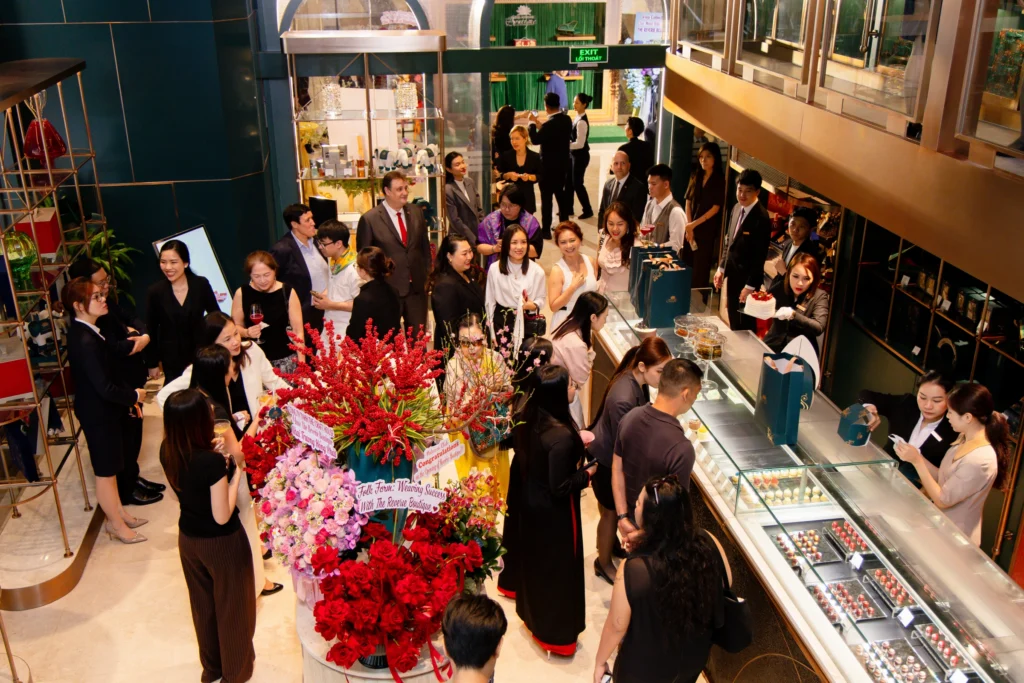 Cac khach hang tham quan va mua sam tai The Reverie Boutique 1770087083 1