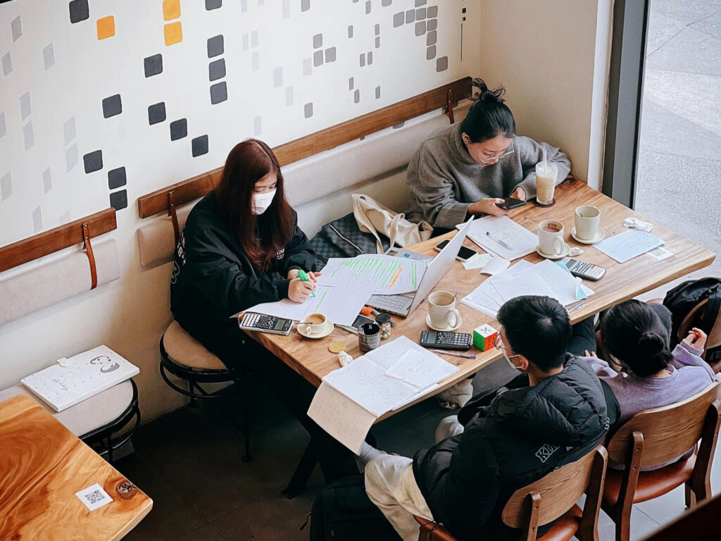 anh 3 khach uong ca phe 368